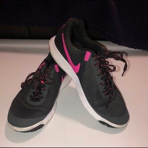 Ladies Nike running shoe flex experience run 5. Size 8.